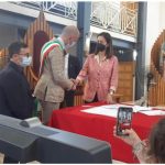 Giornata importante quella di ieri, martedì 7 giugno, per la città di Casoria. Nell’ambito del contratto istituzionale di sviluppo “dalla Terra dei Fuochi al Giardino d’Europa”, è stato firmato il contratto istituzionale per l’ottenimento del finanziamento di circa 3 milioni di euro per il progetto denominato “interventi di rigenerazione urbana tramite l’applicazione riqualificazione di elementi di arredo urbano e di strade comunali” alla presenza di Mara Carfagna, ministra per il Sud e la coesione territoriale. Per l’amministrazione comunale, la firma è stata apposta dall’assessore ai Lavori Pubblici, Luca Brancaccio: “Per me un onore firmare questo contratto istituzionale, un grande risultato per Casoria”, sottolinea l’assessore.Casoria, firmato contratto istituzionale: presente la ministra CarfagnaAlla cerimonia era presente anche don Maurizio Patriciello, da anni impegnato in prima linea nella lotta per la difesa sociale di Caivano e di tutto il territorio tristemente conosciuto come Terra dei fuochi: “Dopo la firma del contratto istituzionale con il ministro Mara Carfagna per un finanziamento di 3 milioni di euro per la città di Casoria ho avuto un piacevole scambio di battute con don Patriciello (dallo scorso aprile sotto scorta, ndr) -prosegue Brancaccio – Dopo avergli rinnovato la mia personale stima e tutto il mio supporto, ci siamo lasciati con tante idee progettuali di legalità anche per la città di Casoria”.